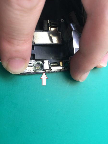 イヤースピーカ取り外し