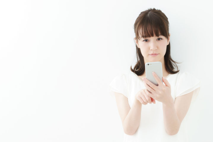 iPhoneが充電中に落ちるのはなぜ？原因と確認ポイントを解説【2026年版】