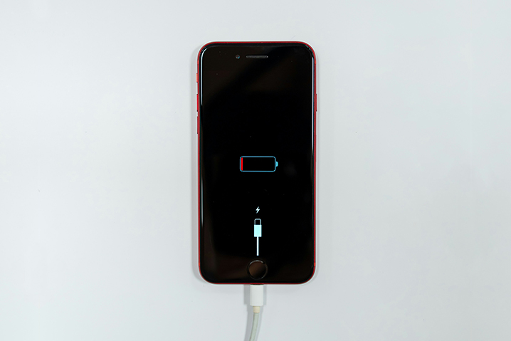 iPhoneが充電中なのにバッテリーが減るのはなぜ？原因・対処法・修理目安